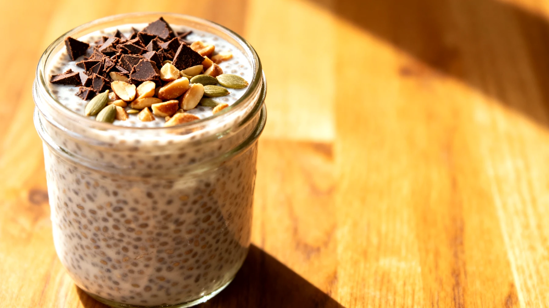 Chiasamen-Pudding mit Kakaonibs und Hanfsamen"