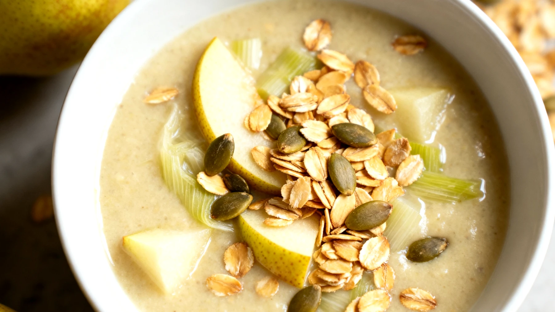 Fenchel-Birnen-Suppe mit Hafer und gerösteten Kürbiskernen"