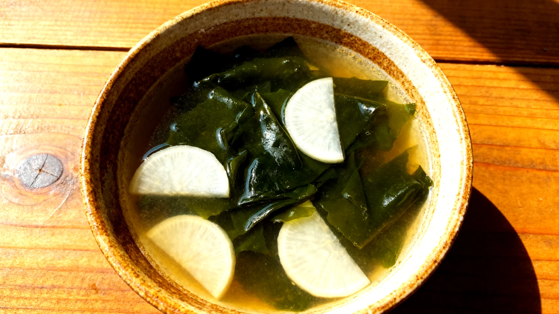 Miso-Suppe mit Wakame-Algen und Daikon-Rettich"
