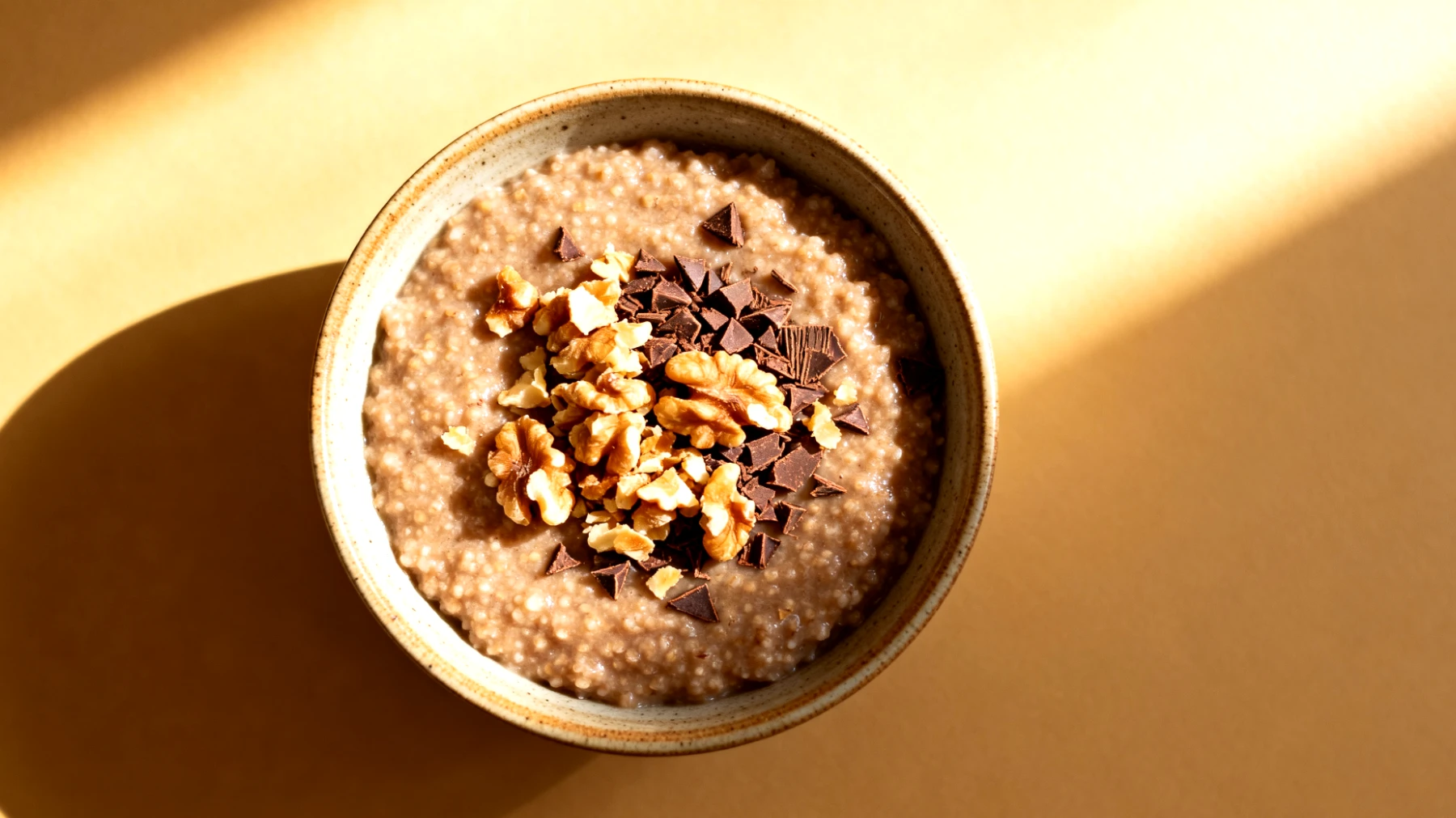 Amaranth-Porridge mit Walnüssen und Kakao-Nibs"