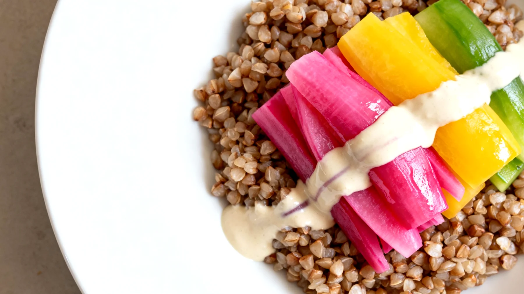 Buchweizen-Bowl mit fermentiertem Gemüse und Sesampaste (Tahini)"