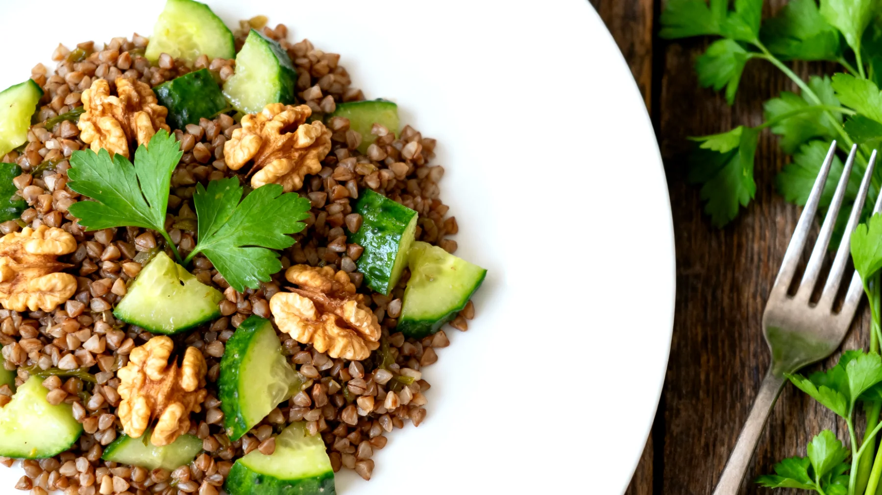 Buchweizen-Salat mit fermentierten Gurken und Walnüssen"