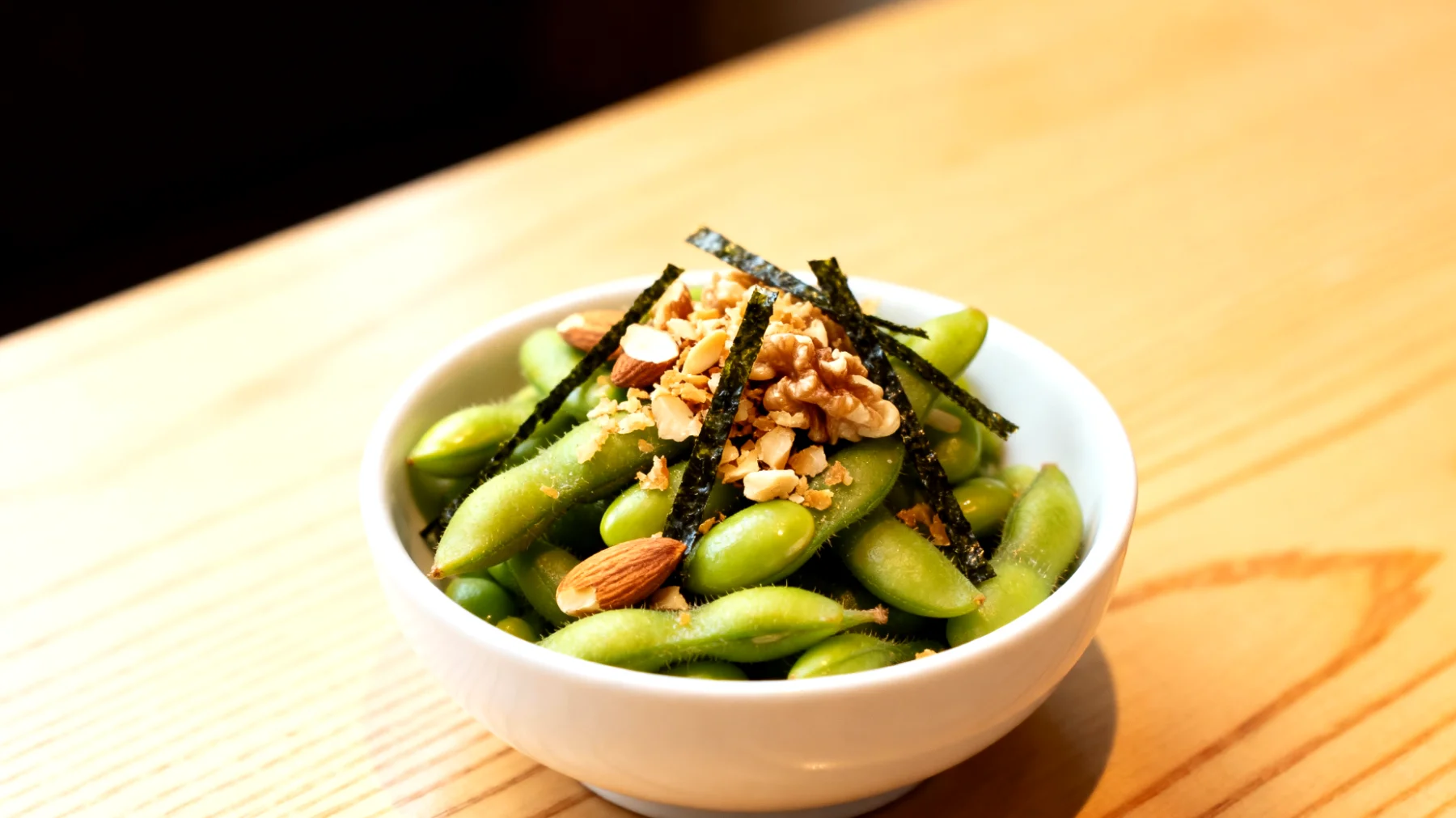 Edamame mit gerösteten Nüssen und Nori-Algen"