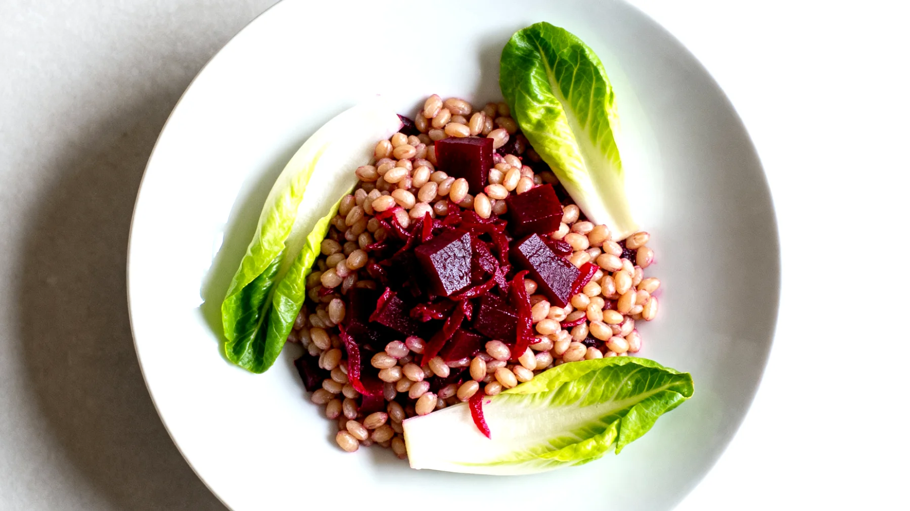 Gerstengraupen-Salat mit fermentierten Rote Bete und Chicoréeblättern"