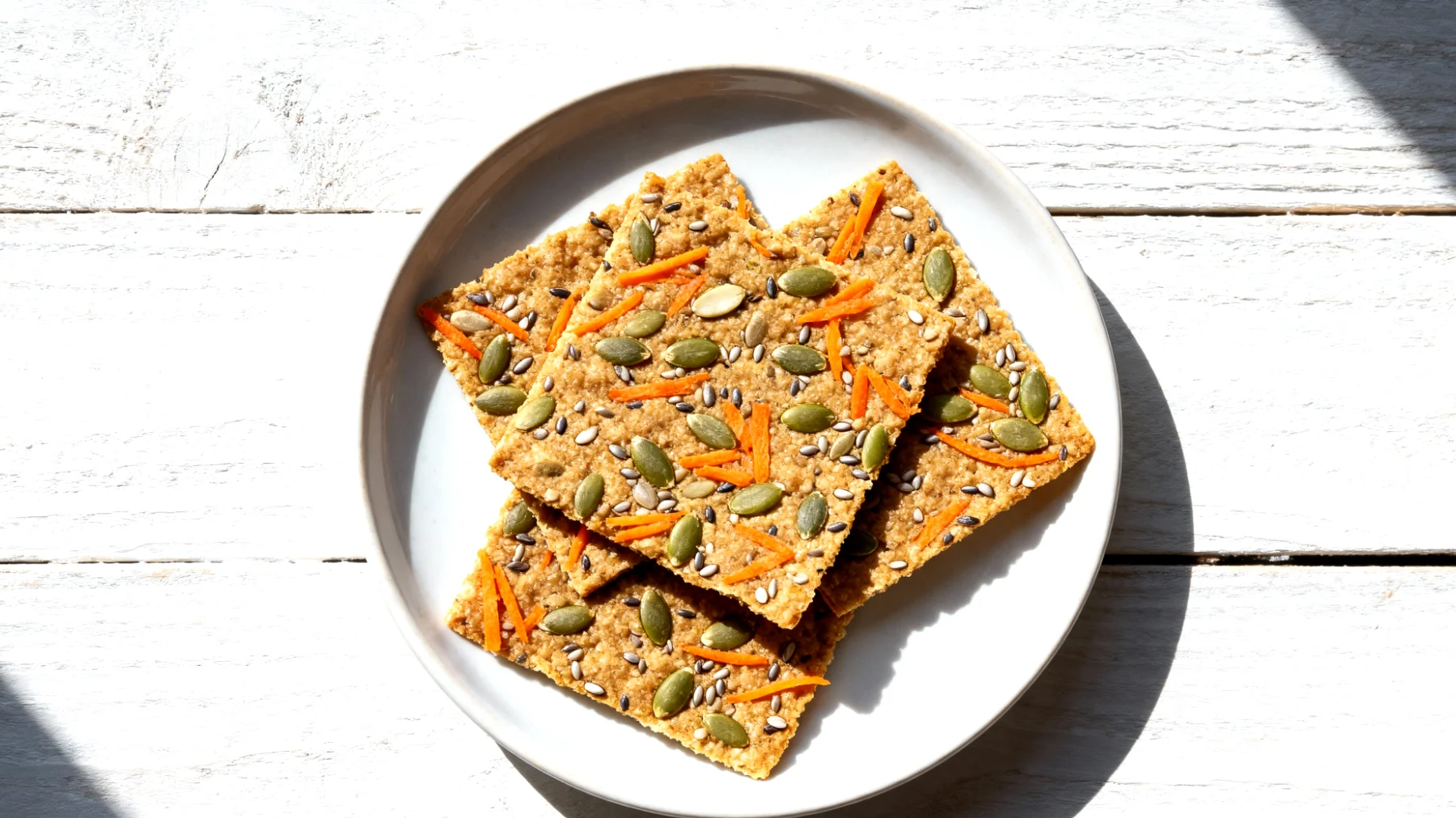 Gurkensamen-Cracker mit Hanfsamen und Karotten"