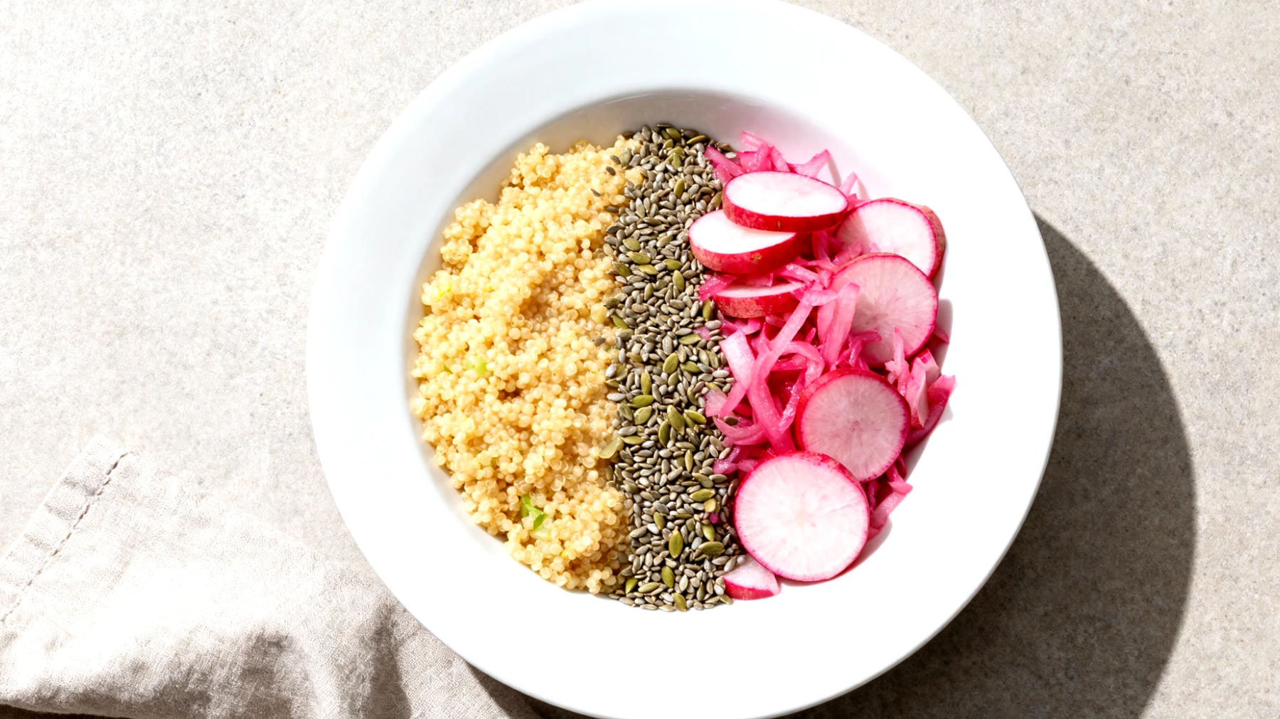 Hirse-Gemüse-Bowl mit fermentierten Rüben und Hanfsamen"