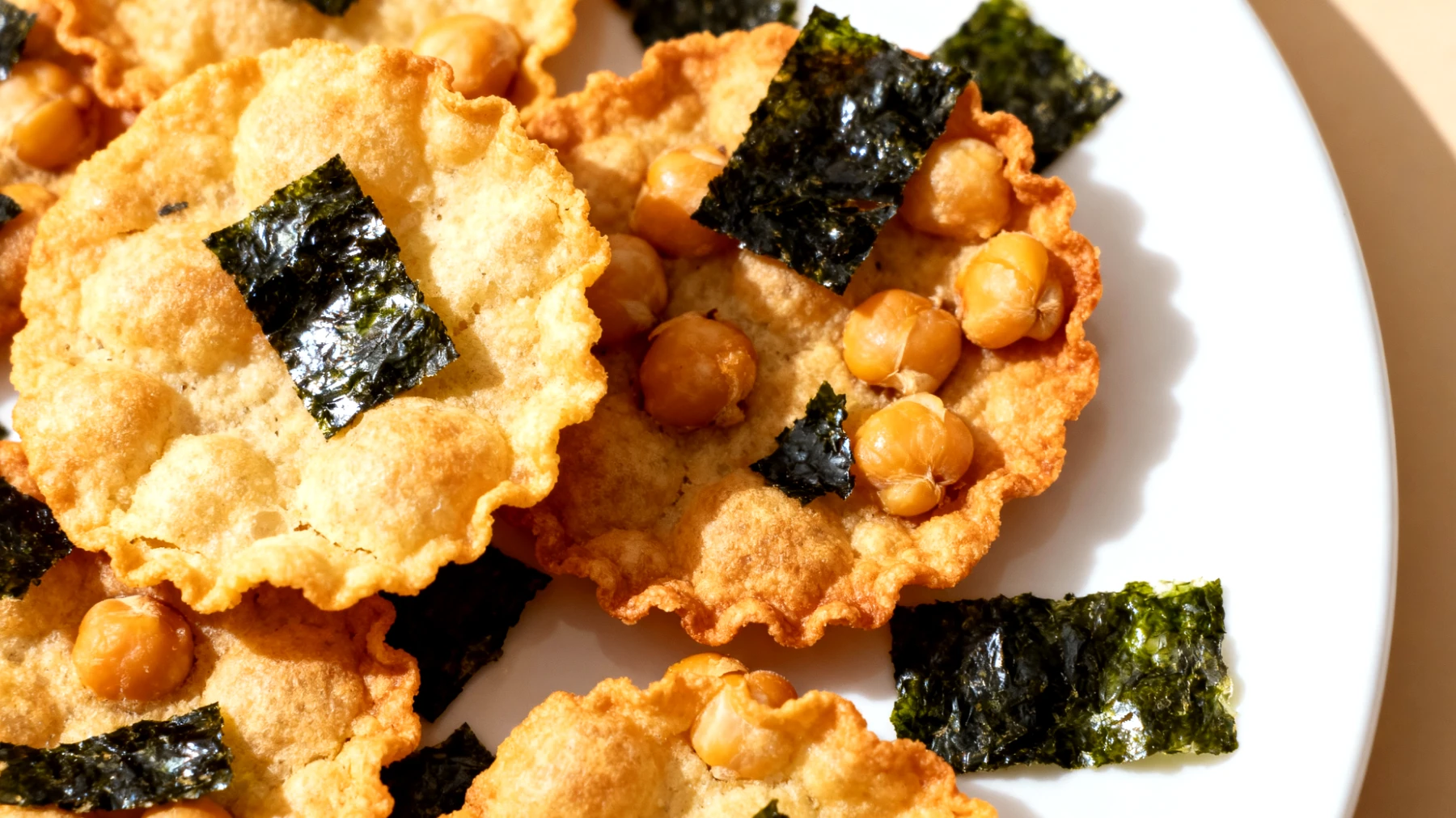 Kichererbsen-Puffbrot mit Nori-Algen (gebackene Chips)"