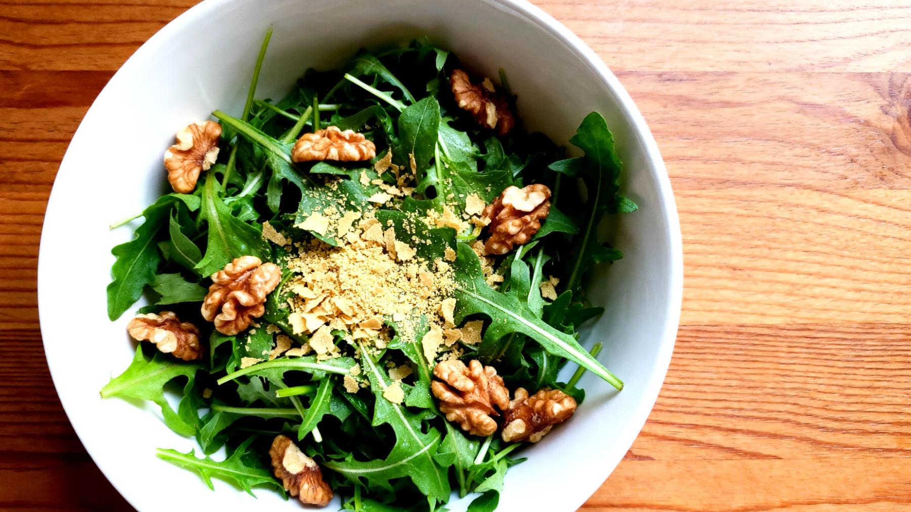 Löwenzahnblätter-Salat mit Walnüssen und Hefeflocken"