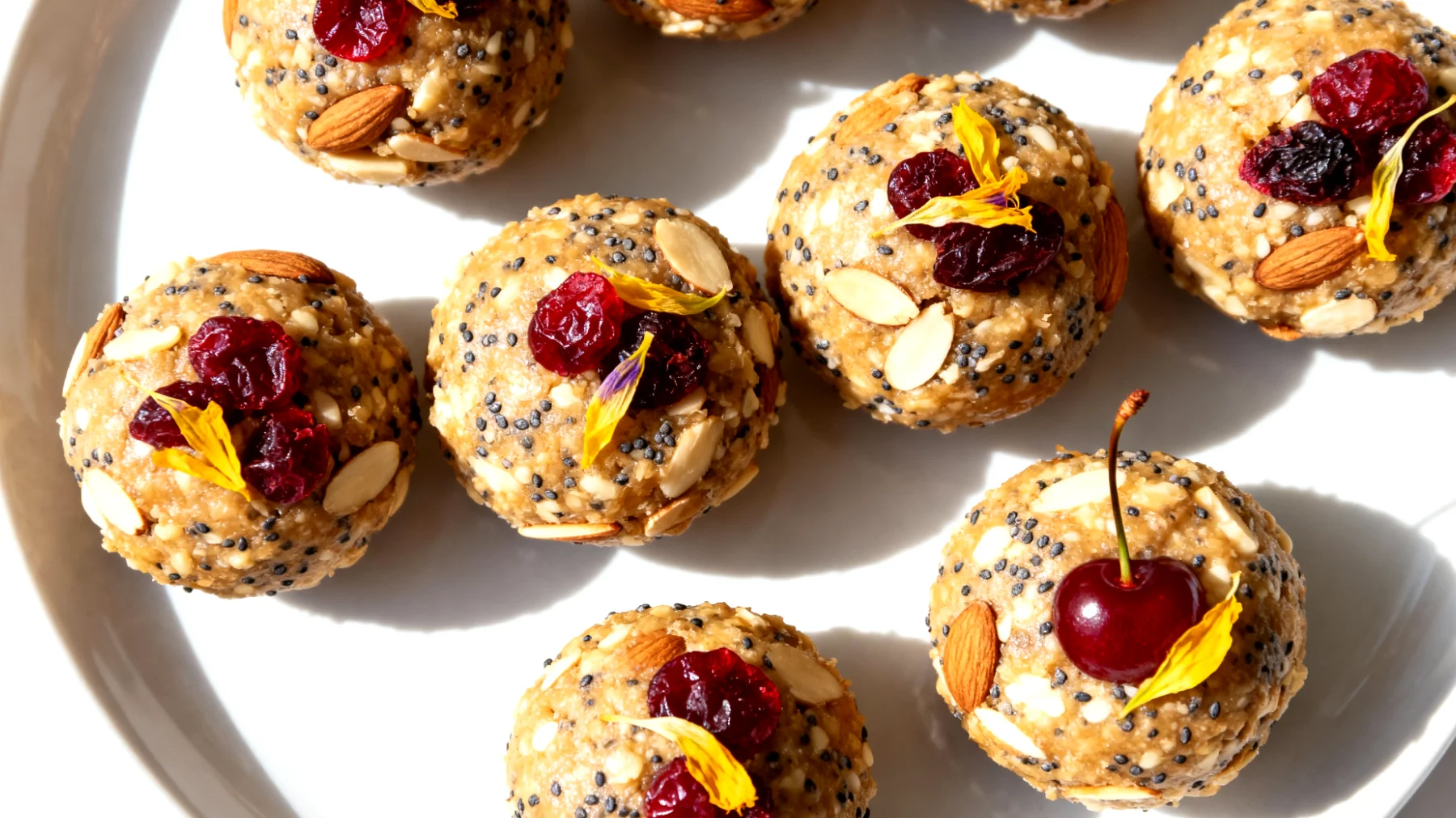 Mandel-Mohn-Energiekugeln mit Sauerkirschen und Passionsblume"