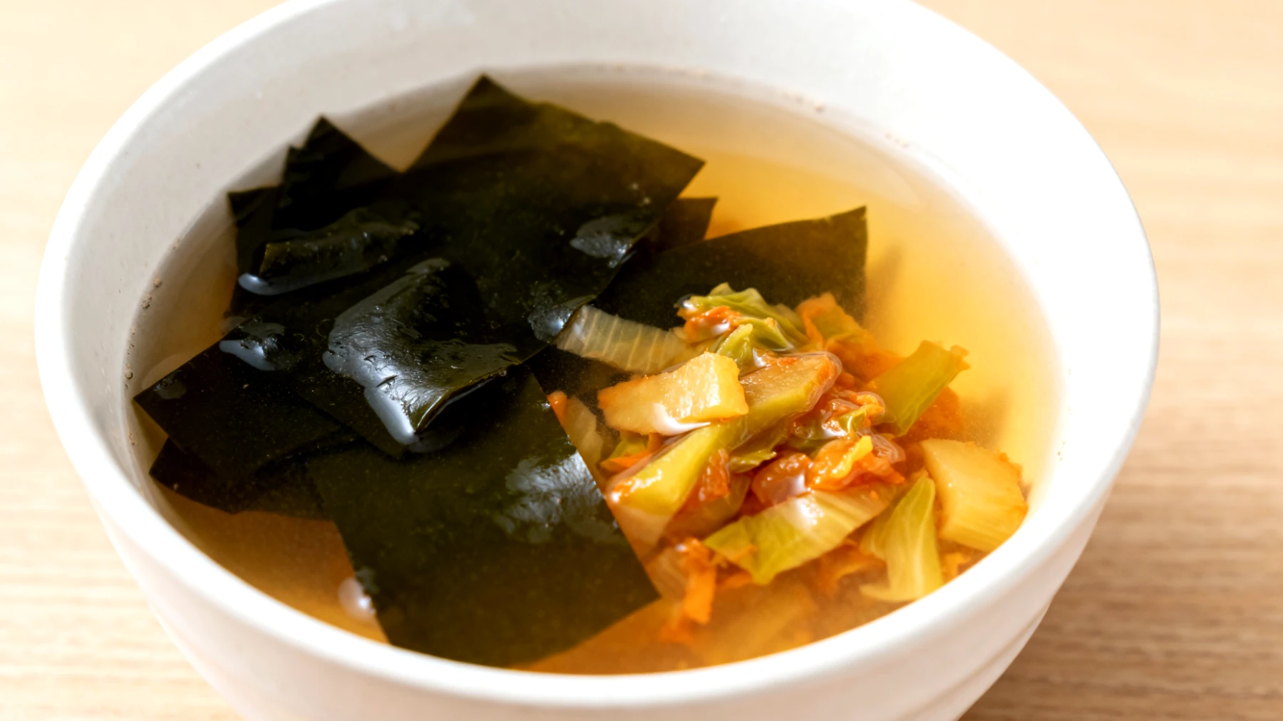 Miso-Suppe mit Wakame-Algen und fermentiertem Gemüse"