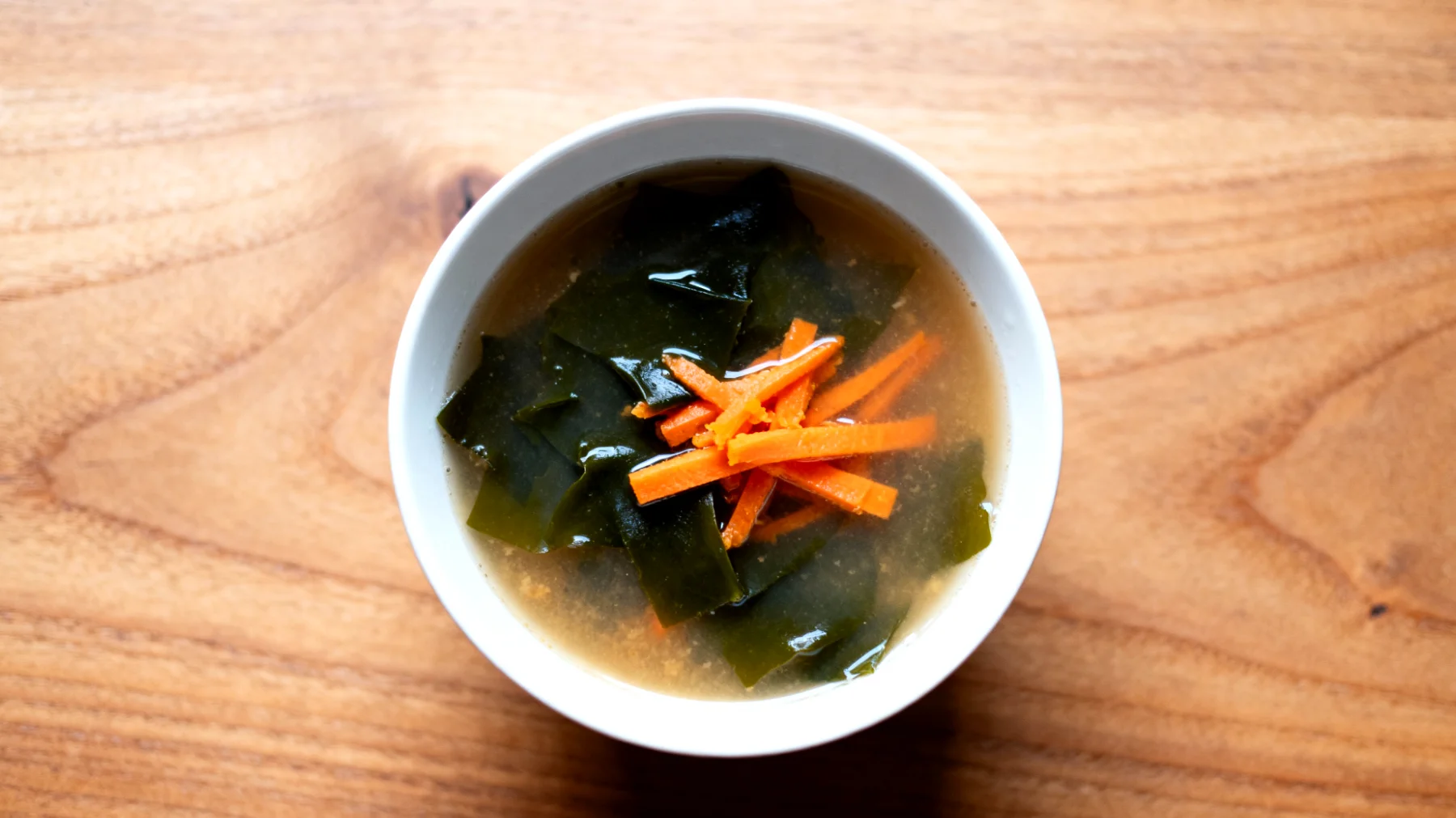 Miso-Suppe mit Wakame-Algen und fermentierten Karotten"