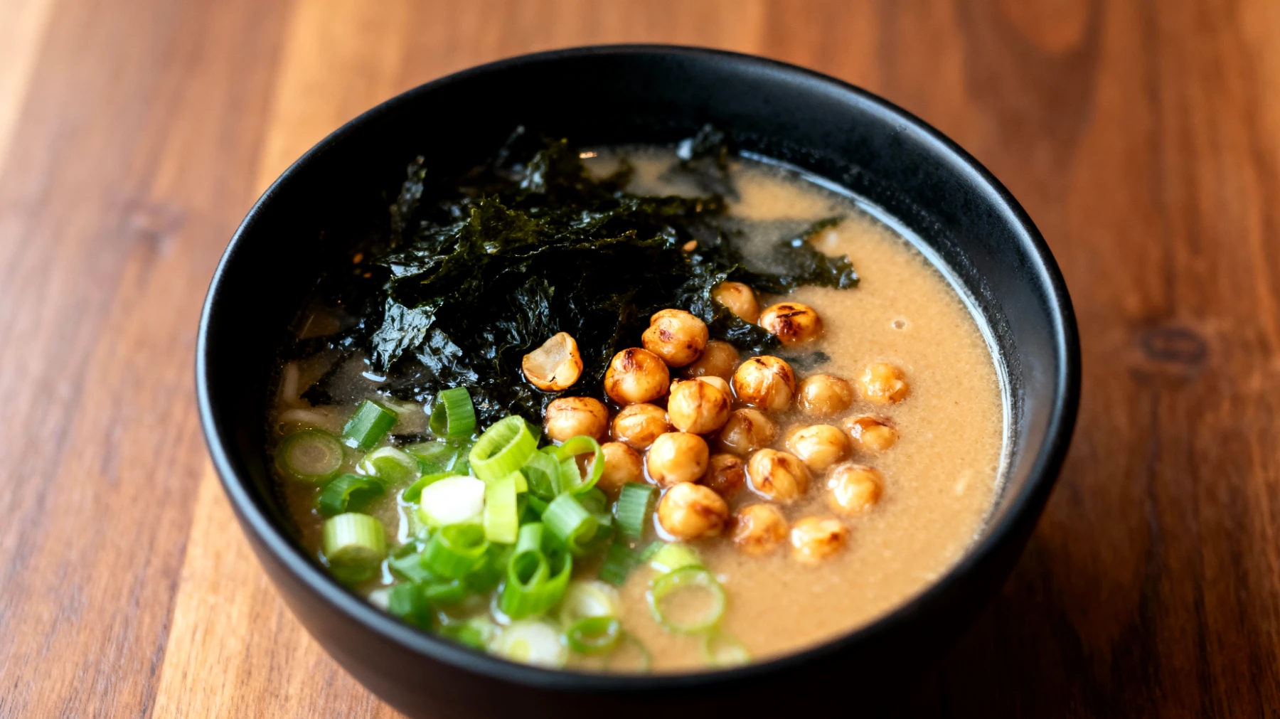 Miso-Suppe mit Wakame-Algen und gerösteten Kichererbsen"
