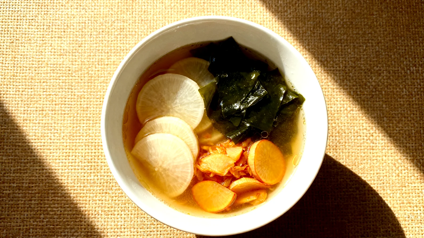 Miso-Suppe mit Wakame-Algen, Daikon-Rettich und fermentierten Rüben"
