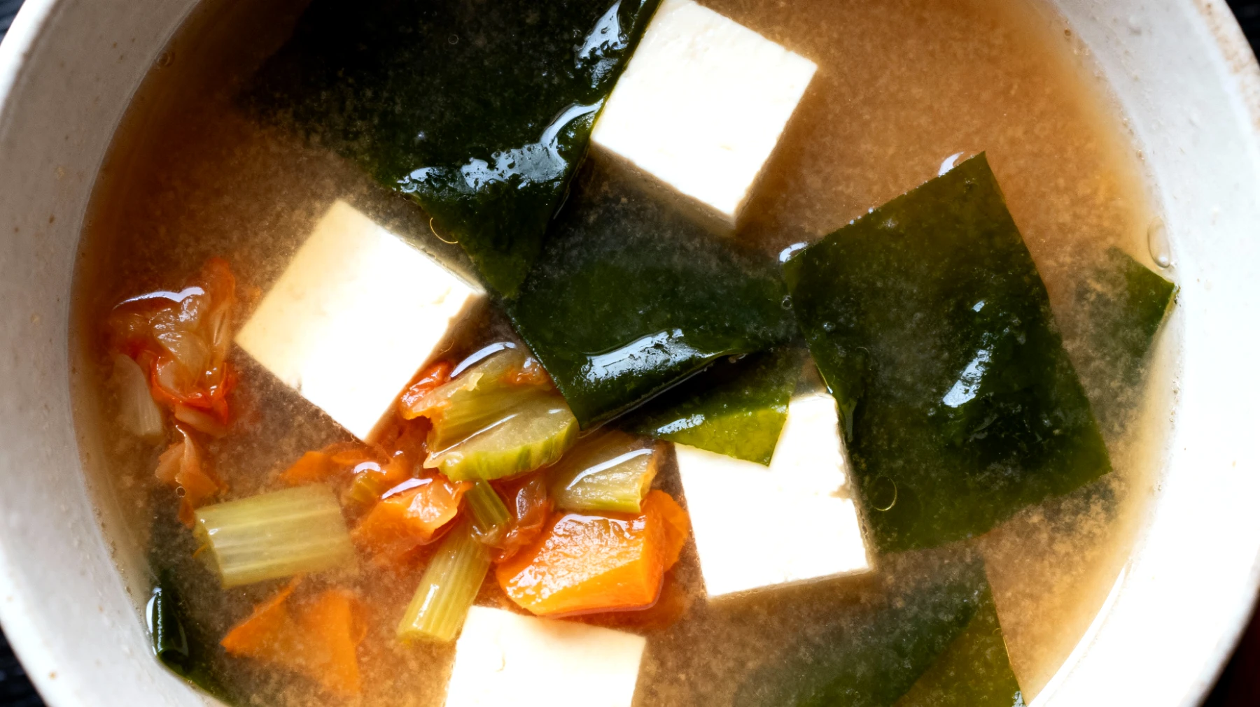 Miso-Suppe mit Wakame-Algen, Seiden-Tofu und fermentiertem Gemüse"