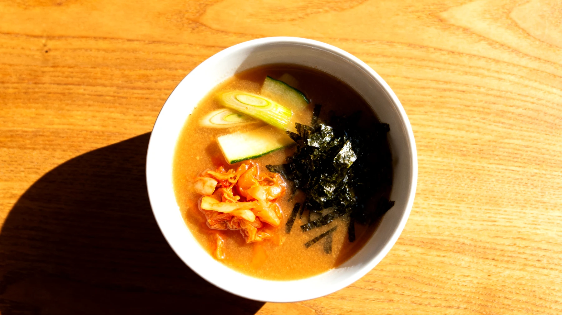 Miso-Suppe mit fermentiertem Gemüse und Algen"