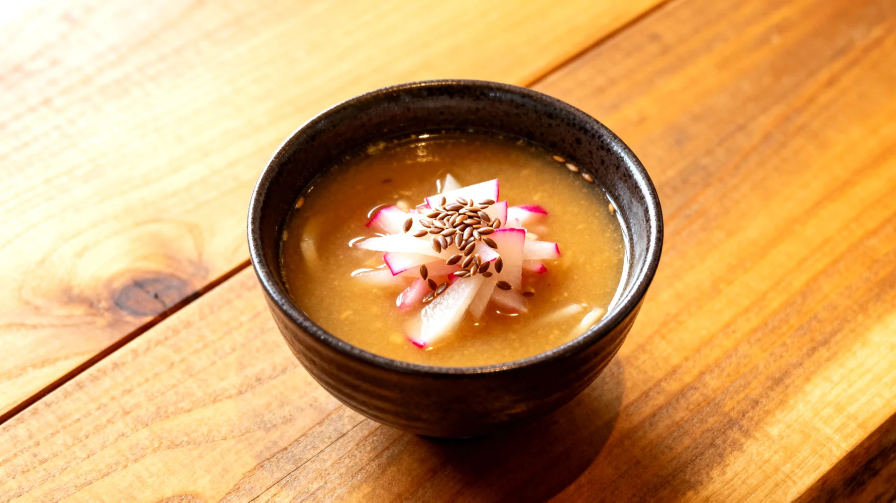 Miso-Suppe mit fermentierten Rüben und Leinsamen"