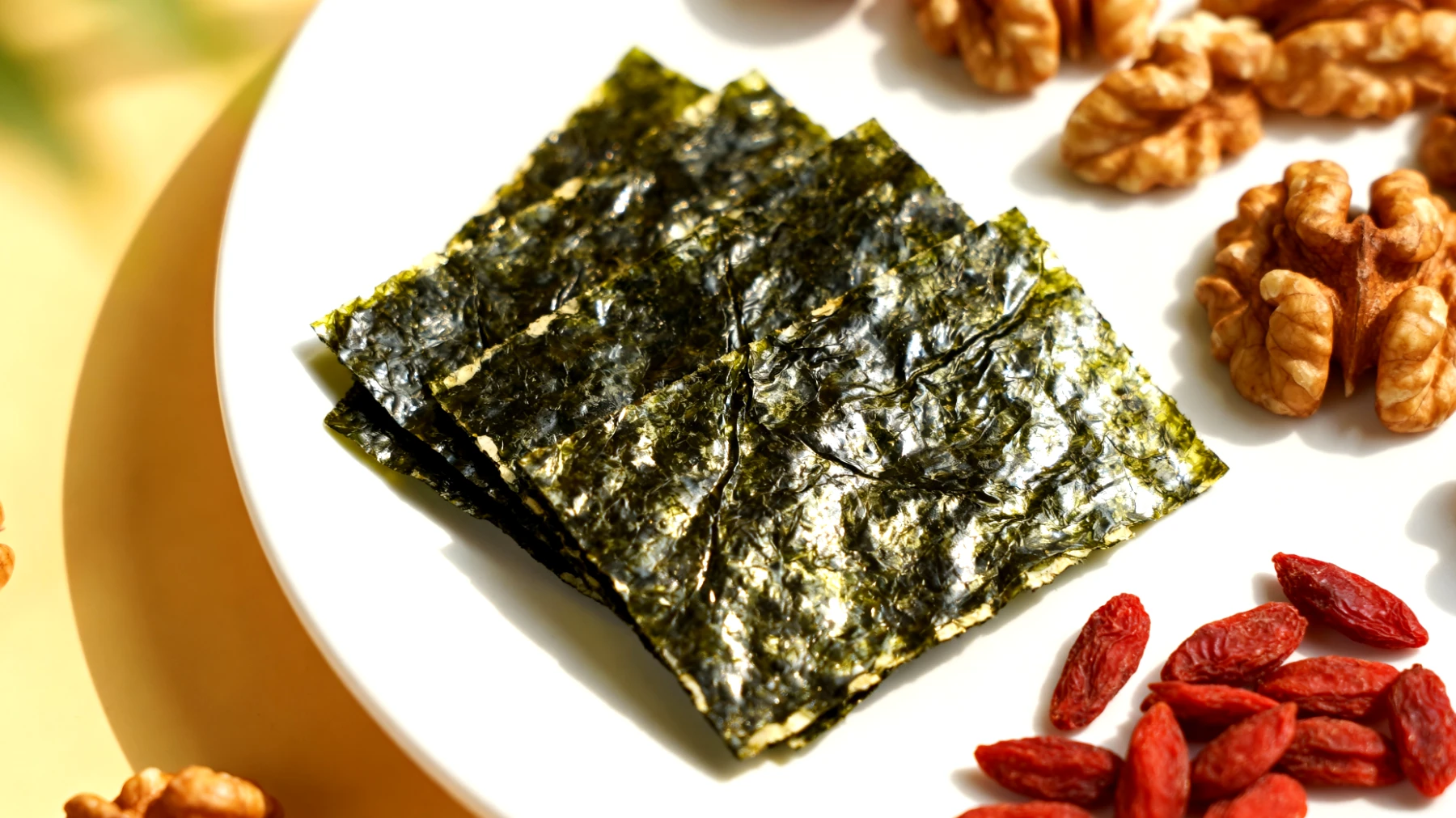 Nori-Algenblätter mit Walnüssen und getrockneten Goji-Beeren"