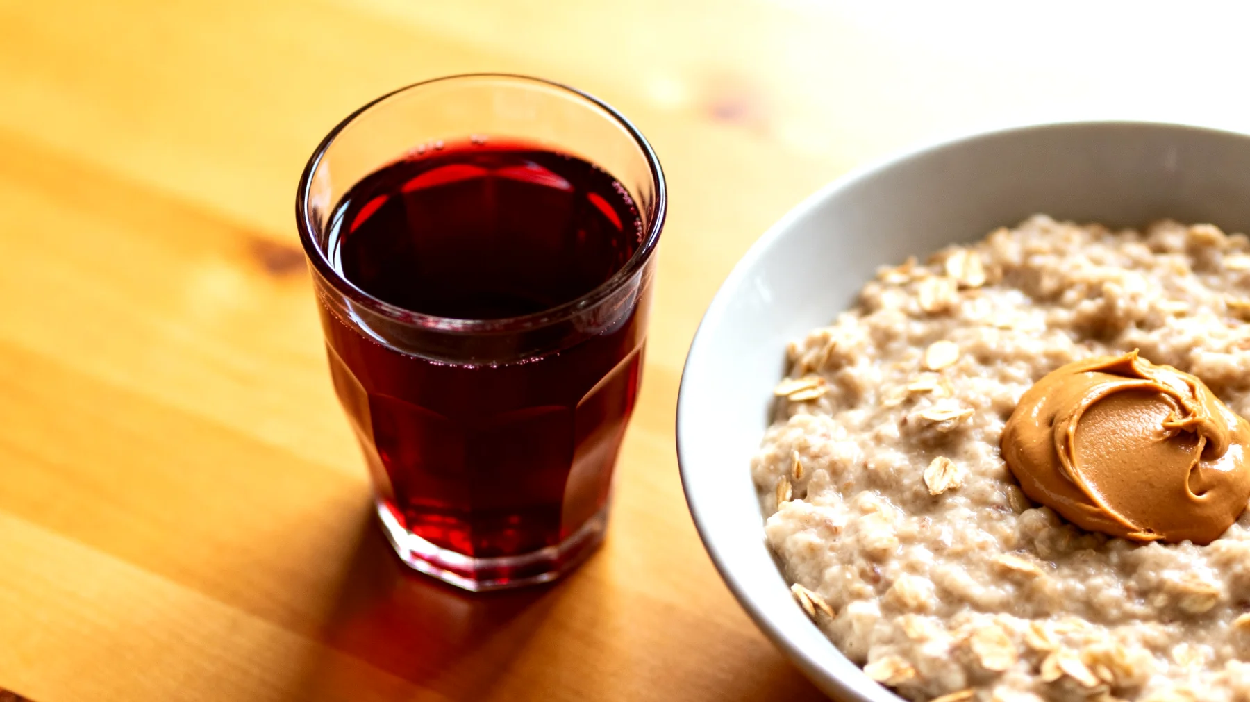 Sauerkirschsaft mit Mandelbutter und Haferflocken"