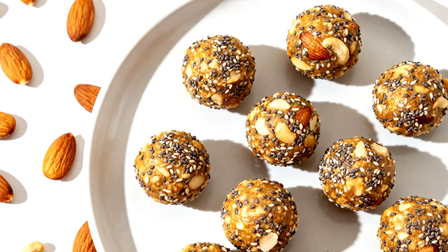 Tigernuss-Mandel-Bällchen mit Chiasamen (Chufas-Energiebällchen)"