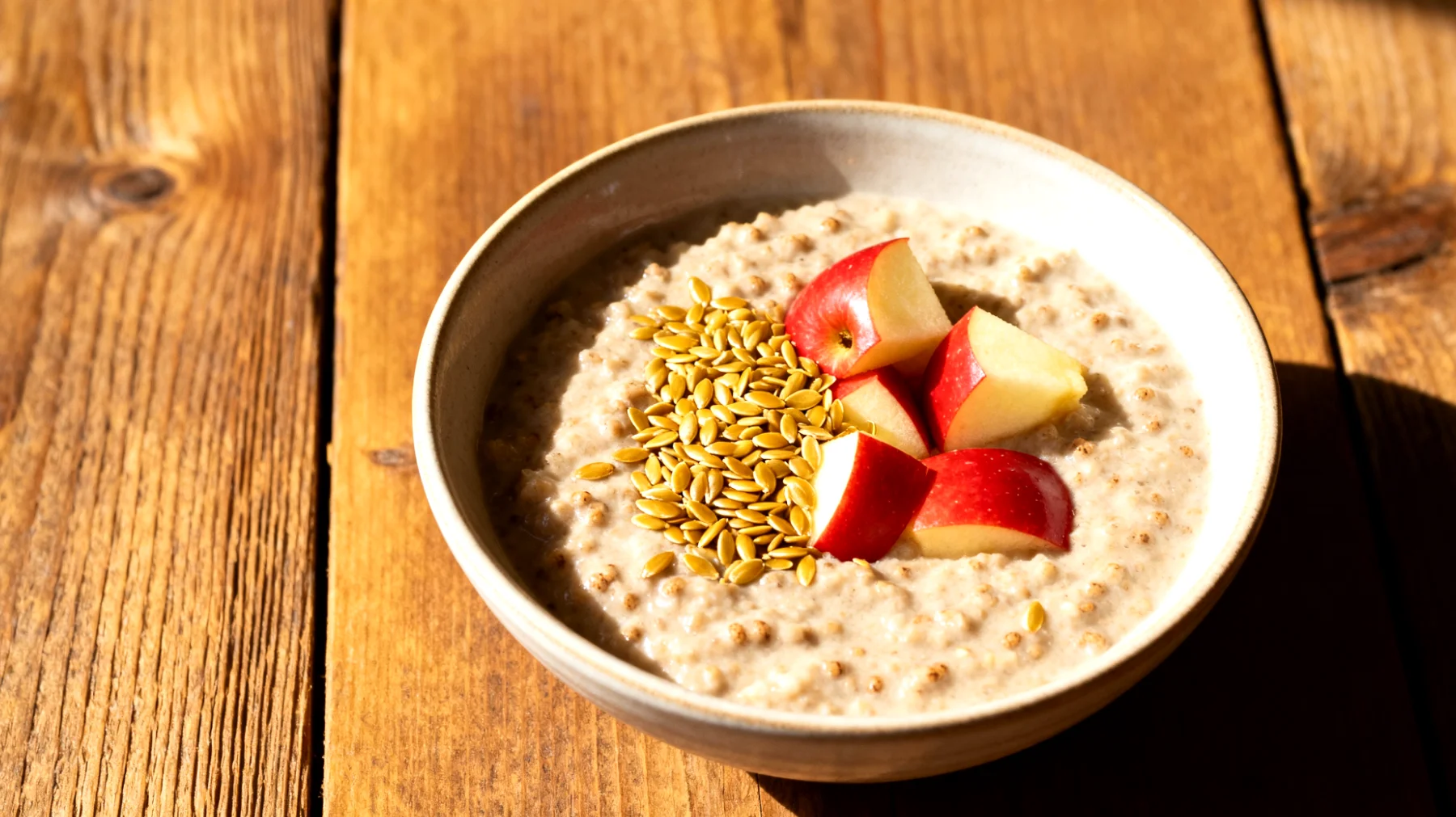 Tigernuss-Porridge mit Leinsamen und Apfelstücken"