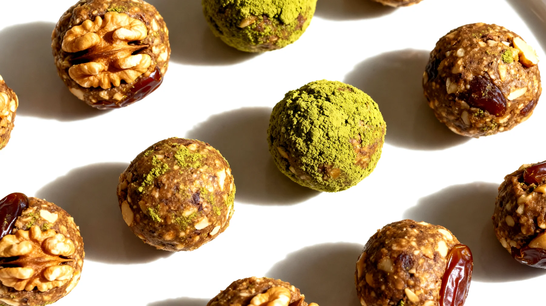 Walnuss-Kakao-Energiekugeln mit Matcha und Datteln"